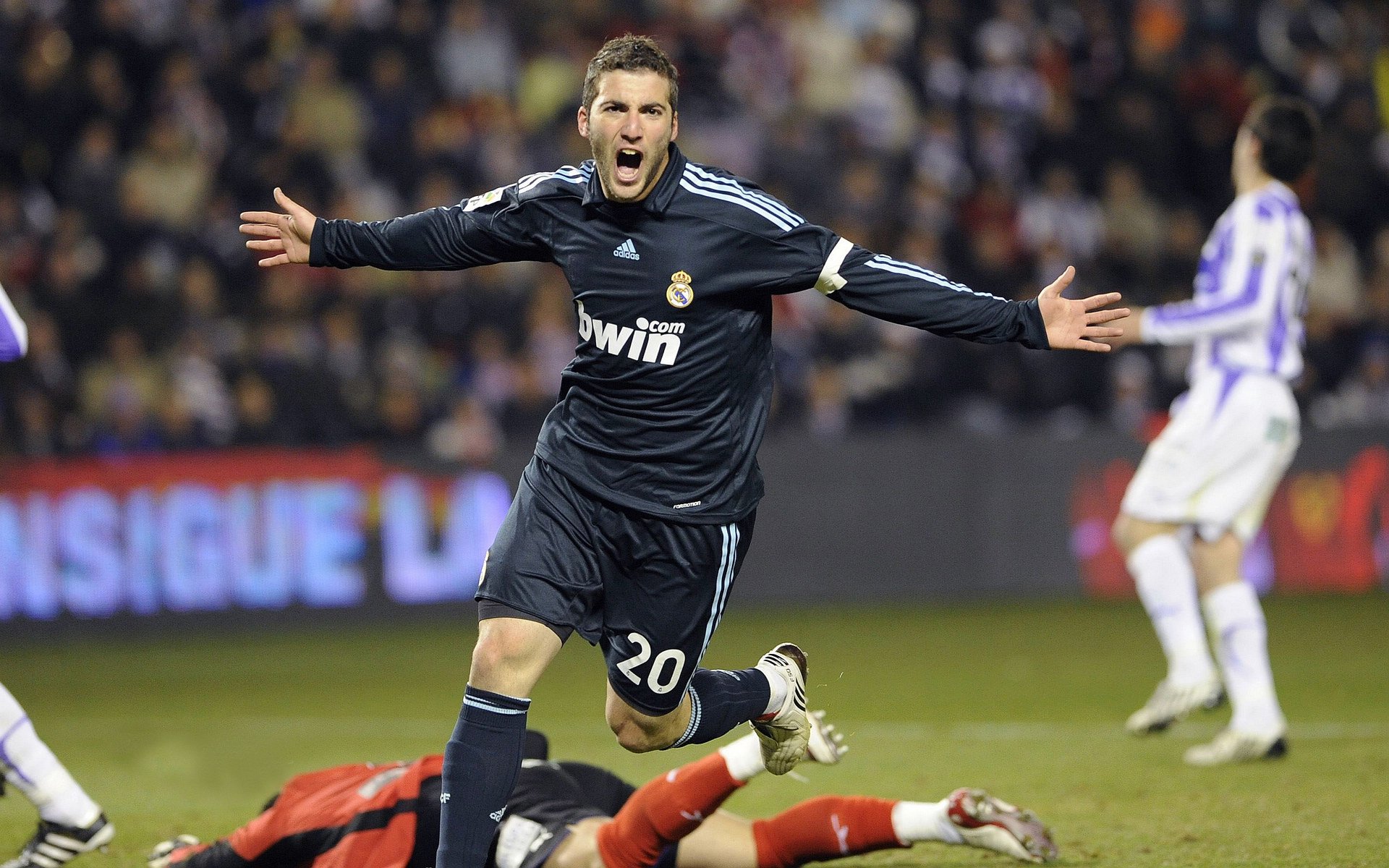 中超焦点之战引全网关注，中超点球新闻